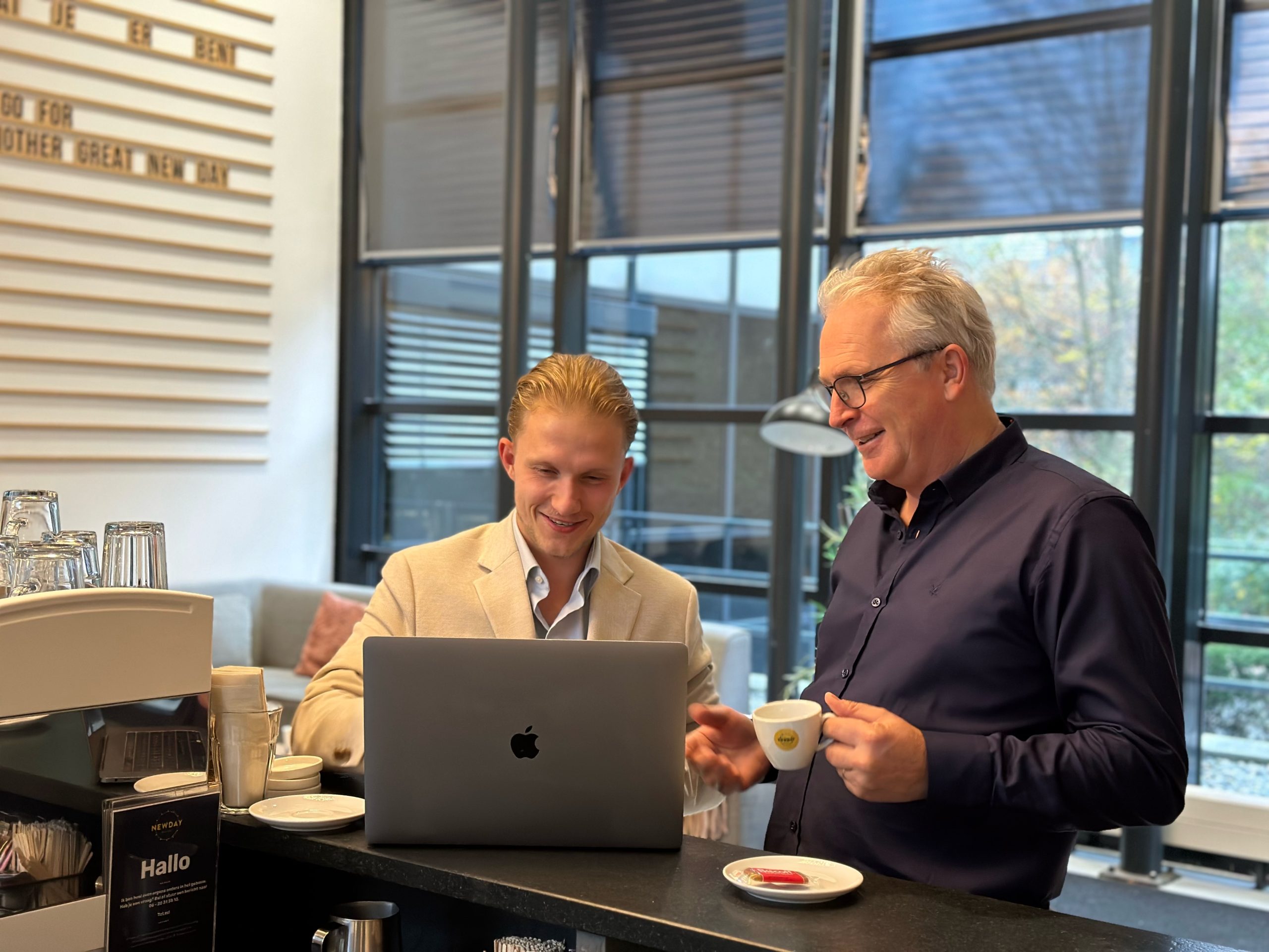 Mitchell en Frank praten over tijdbesparing met automatisch order converteren van Simply Deliver